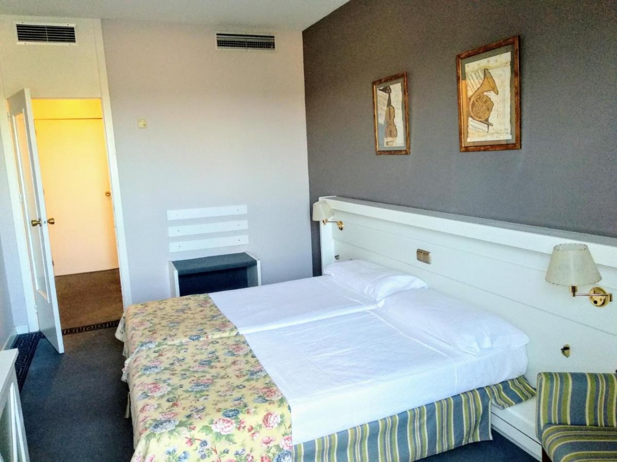 Hotel Las Cigueenas Trujillo Luaran gambar