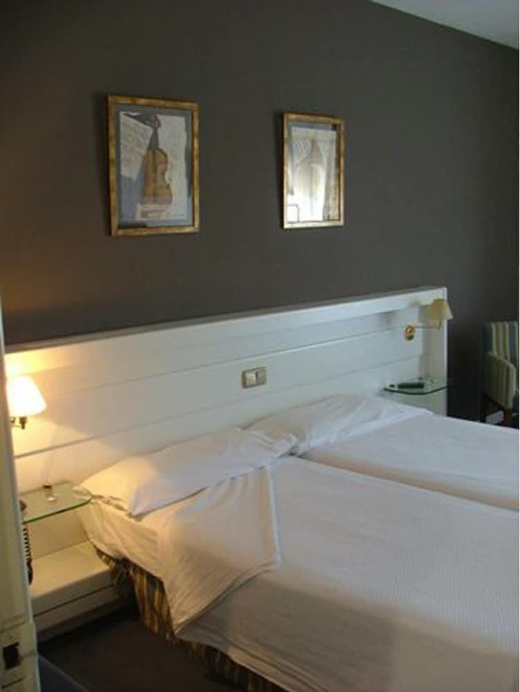Hotel Las Cigueenas Trujillo Luaran gambar